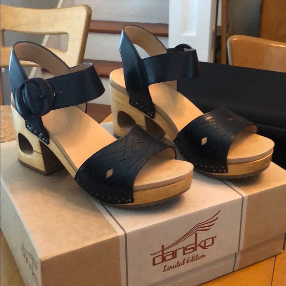 Dansko Odele Black Leather Wood Sandals sz 39 us9